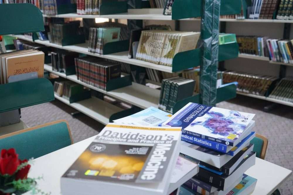 You are currently viewing A new batch of books and research references arrives at the Central Library at the University of Karbala