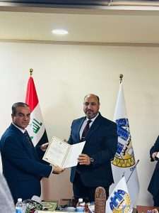Read more about the article The President of the University of Babylon honors the Dean of the Faculty of Administration and Economics at the University of Karbala during the meeting of the Deans’ Committee